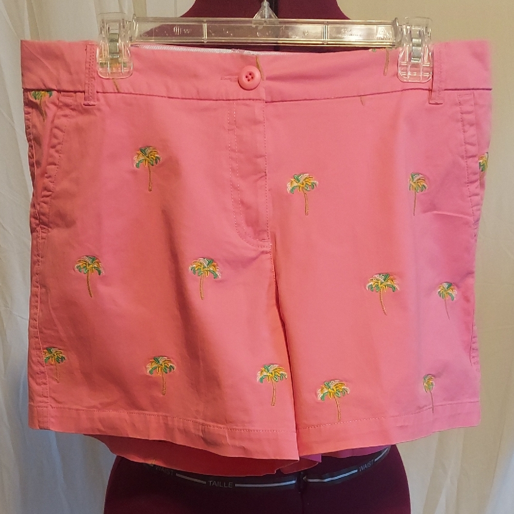 NWOT CROWN AND IVY Caroline shorts. Pink w/embroidered oalm trees Size 12
